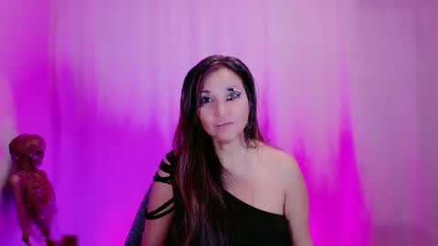 DivineLynn online show from 02.06.25