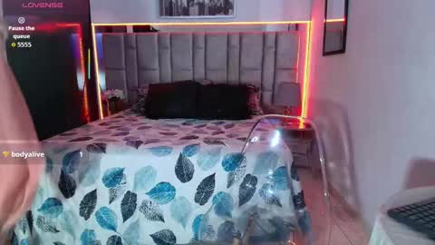 Snapshot of divinepearl chatting on 09.16.25 divinepearl online show from 09.16.25