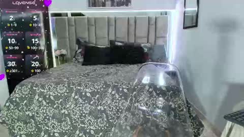 Snapshot of divinepearl chatting on 10.02.25 divinepearl online show from 10.02.25