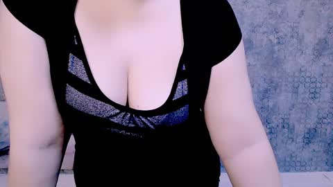 Snapshot of djullia chatting on 03.09.25 djullia online show from 03.09.25