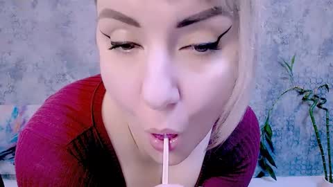 Snapshot of djullia chatting on 11.28.25 djullia online show from 11.28.25