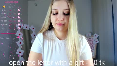 Snapshot of do_u_want_alice chatting on 02.08.25 Alice online show from 02.08.25