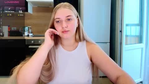 Snapshot of do_u_want_alice chatting on 10.04.25 Alice online show from 10.04.25