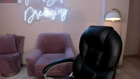 Dolcie  online show from 01.22.25