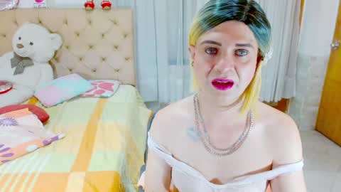 Snapshot of dolldirtyxxx1 chatting on 05.19.26 ilona online show from 05.19.26