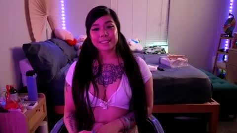 Snapshot of dolllface chatting on 02.19.25 DOLLLFACE online show from 02.19.25