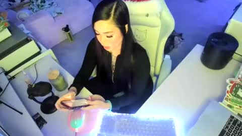 Snapshot of dolllface chatting on 12.14.25 DOLLLFACE online show from 12.14.25