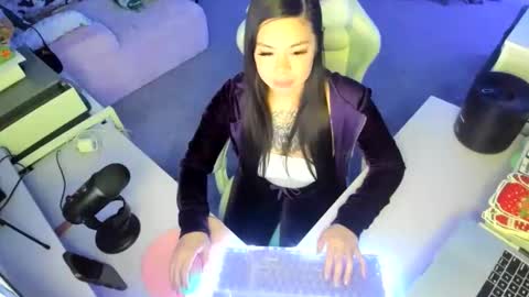 Snapshot of dolllface chatting on 12.15.25 DOLLLFACE online show from 12.15.25