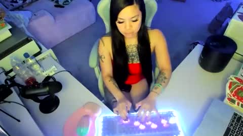 Snapshot of dolllface chatting on 12.17.25 DOLLLFACE online show from 12.17.25