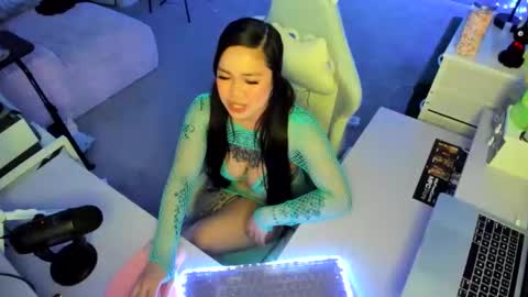 Snapshot of dolllface chatting on 02.04.26 DOLLLFACE online show from 02.04.26