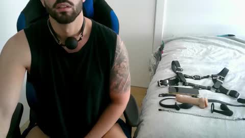 Snapshot of dominatedtitan chatting on 10.26.25 DominatedTitan online show from 10.26.25