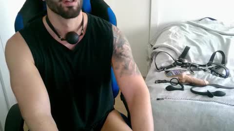 Snapshot of dominatedtitan chatting on 10.28.25 DominatedTitan online show from 10.28.25