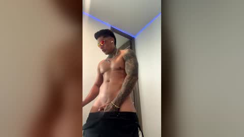 Snapshot of dominiofit chatting on 05.03.26 Only fans Ronnie col---InstaRonniecolleman online show from 05.03.26