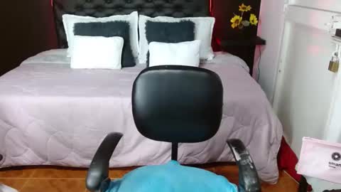  D O M I N K  online show from 02.15.25