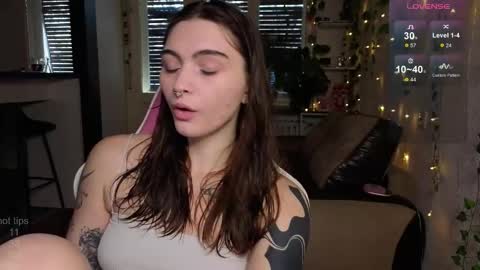 Snapshot of dorfmatratze_ chatting on 11.25.25 Alice online show from 11.25.25