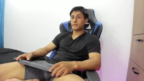 Snapshot of dorman_boy chatting on 11.07.25 dorman_boy online show from 11.07.25