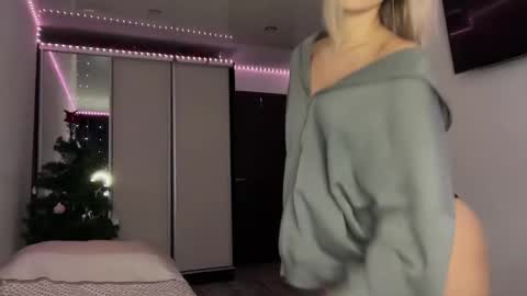 Snapshot of doublesees chatting on 12.21.24 MOLLYYYY dont forget to give me a thumb up online show from 12.21.24