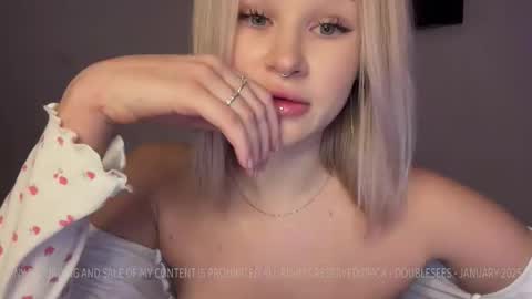 Snapshot of doublesees chatting on 01.19.25 MOLLYYYY dont forget to give me a thumb up online show from 01.19.25