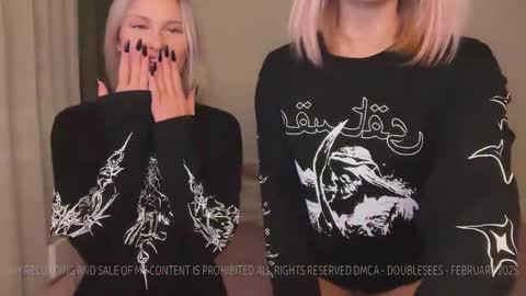 Snapshot of doublesees chatting on 03.12.25 MOLLYYYY dont forget to give me a thumb up online show from 03.12.25