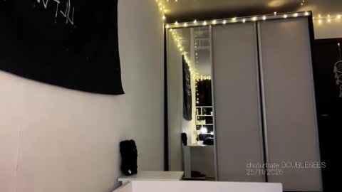 Snapshot of doublesees chatting on 11.25.25 MOLLYYYY dont forget to give me a thumb up online show from 11.25.25