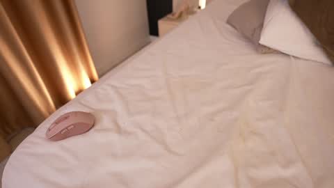 Snapshot of dovia chatting on 01.29.25 . . online show from 01.29.25