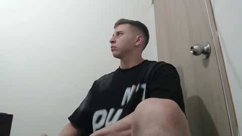 Snapshot of draco_boy2000 chatting on 10.27.25 draco_boy2000 online show from 10.27.25