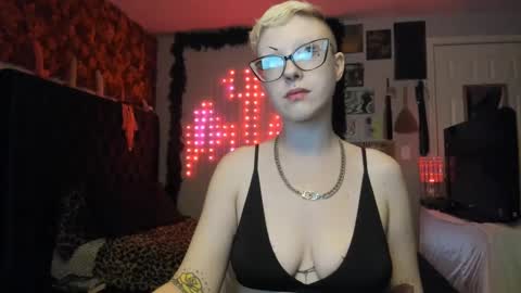 Snapshot of dreagentry chatting on 12.04.24 Your Majesty online show from 12.04.24