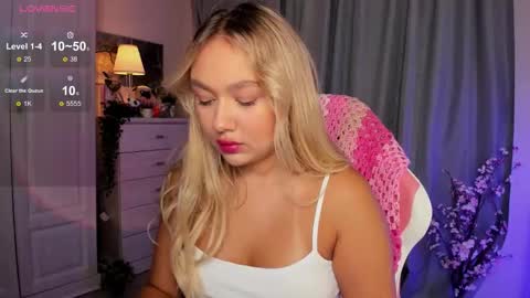 Snapshot of dreamaise chatting on 10.12.25 Mary pvt open use pink and blue app lovense online show from 10.12.25