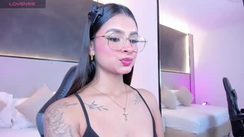 Snapshot of dulce_glow_ chatting on 06.10.26 D U L C E online show from 06.10.26