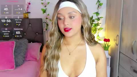 Snapshot of ebony_curly2 chatting on 10.18.25 isa online show from 10.18.25