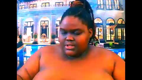 Snapshot of ebonyhotbuns4u2luv chatting on 05.01.26 ebonyhotbuns4u2luv online show from 05.01.26