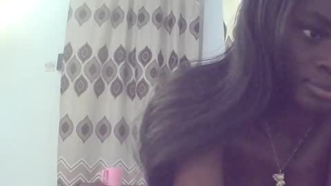 Snapshot of ebonypetiti chatting on 10.04.25 queen online show from 10.04.25