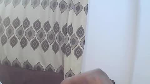 Snapshot of ebonypetiti chatting on 10.08.25 queen online show from 10.08.25