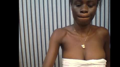 Snapshot of ebonypetiti chatting on 10.12.25 queen online show from 10.12.25