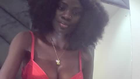 Snapshot of ebonypetiti chatting on 10.15.25 queen online show from 10.15.25