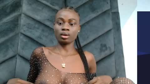 Snapshot of ebonypetiti chatting on 11.01.25 queen online show from 11.01.25