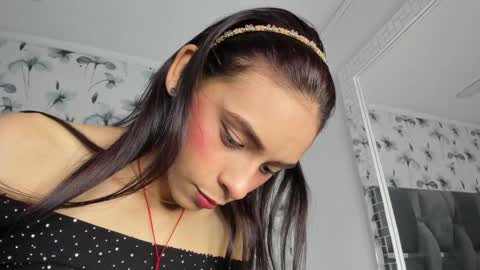 Snapshot of ehotloveaxxx chatting on 12.20.24 Valery online show from 12.20.24