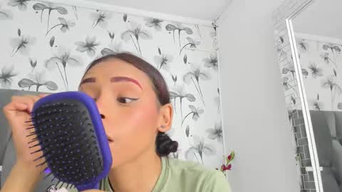 Snapshot of ehotloveaxxx chatting on 10.15.25 Valery online show from 10.15.25