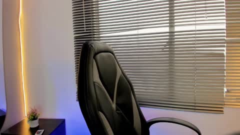 Elaia online show from 12.04.24