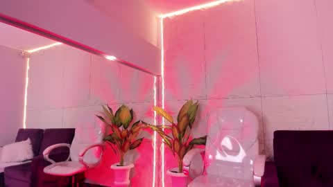 Snapshot of elaradusk chatting on 11.25.25 Ela online show from 11.25.25