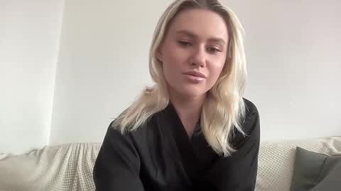 Snapshot of elaraluxxxe chatting on 10.08.25 elaraluxxxe online show from 10.08.25