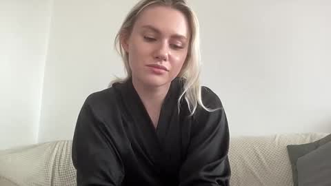 Snapshot of elaraluxxxe chatting on 10.14.25 elaraluxxxe online show from 10.14.25