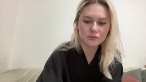 Snapshot of elaraluxxxe chatting on 11.26.25 elaraluxxxe online show from 11.26.25