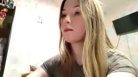 Snapshot of elaynecinco chatting on 02.10.26 MIa online show from 02.10.26