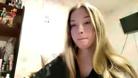 Snapshot of elaynecinco chatting on 02.16.26 MIa online show from 02.16.26