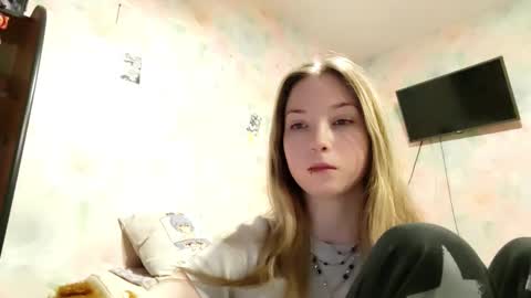 Snapshot of elaynecinco chatting on 02.18.26 MIa online show from 02.18.26