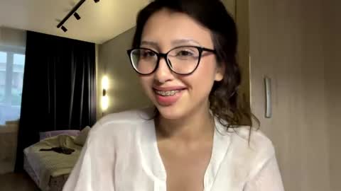 Snapshot of eleanorefrens chatting on 05.27.26 Alice online show from 05.27.26