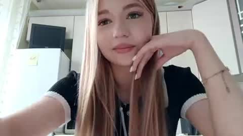 Snapshot of eleasegrumet chatting on 07.20.26 Mia online show from 07.20.26
