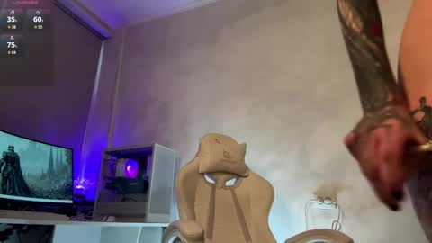 Snapshot of elenacastellani chatting on 04.28.26 Mia online show from 04.28.26
