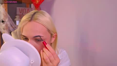 Snapshot of elenamonroee chatting on 10.25.25 elenamonroee online show from 10.25.25